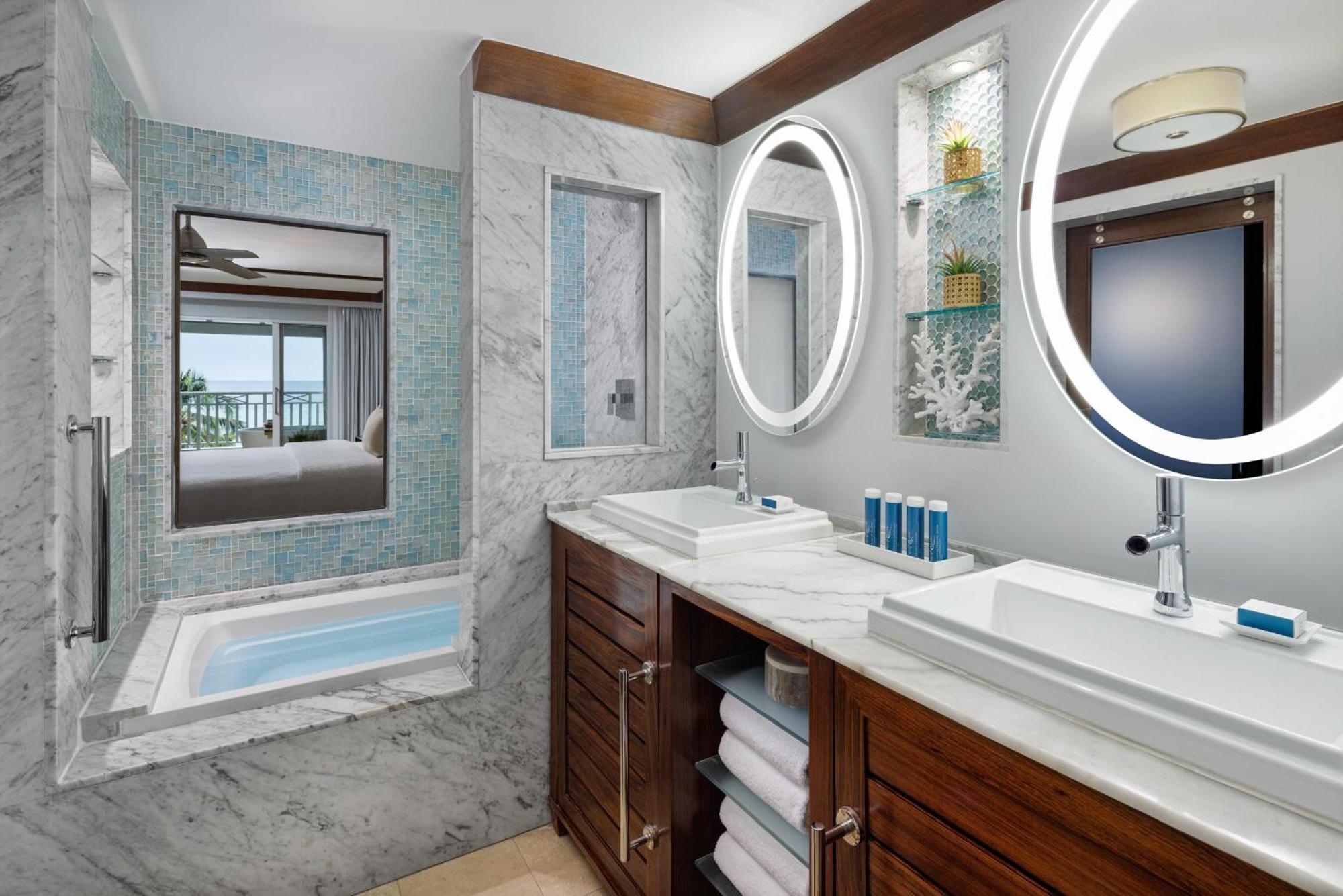 Beachfront Penthouse Club Level Suite with Balcony Tranquility Soaking Tub
